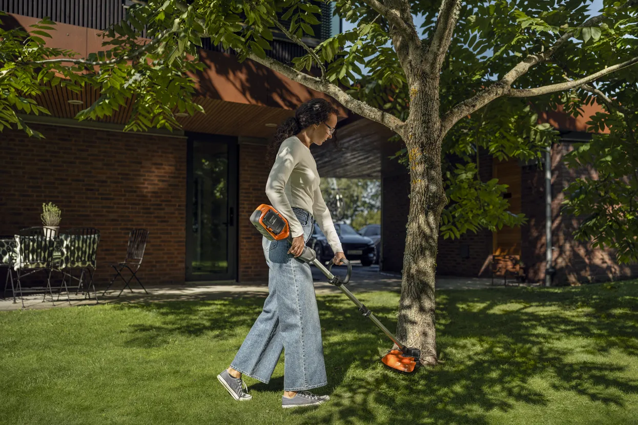 Husqvarna 215iL (nu include acumulator și încărcător)