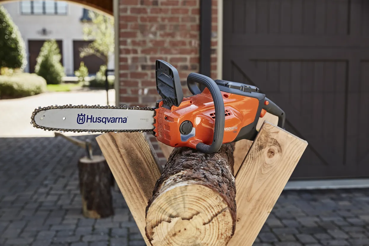 Husqvarna 120i cu acumulator și încărcător