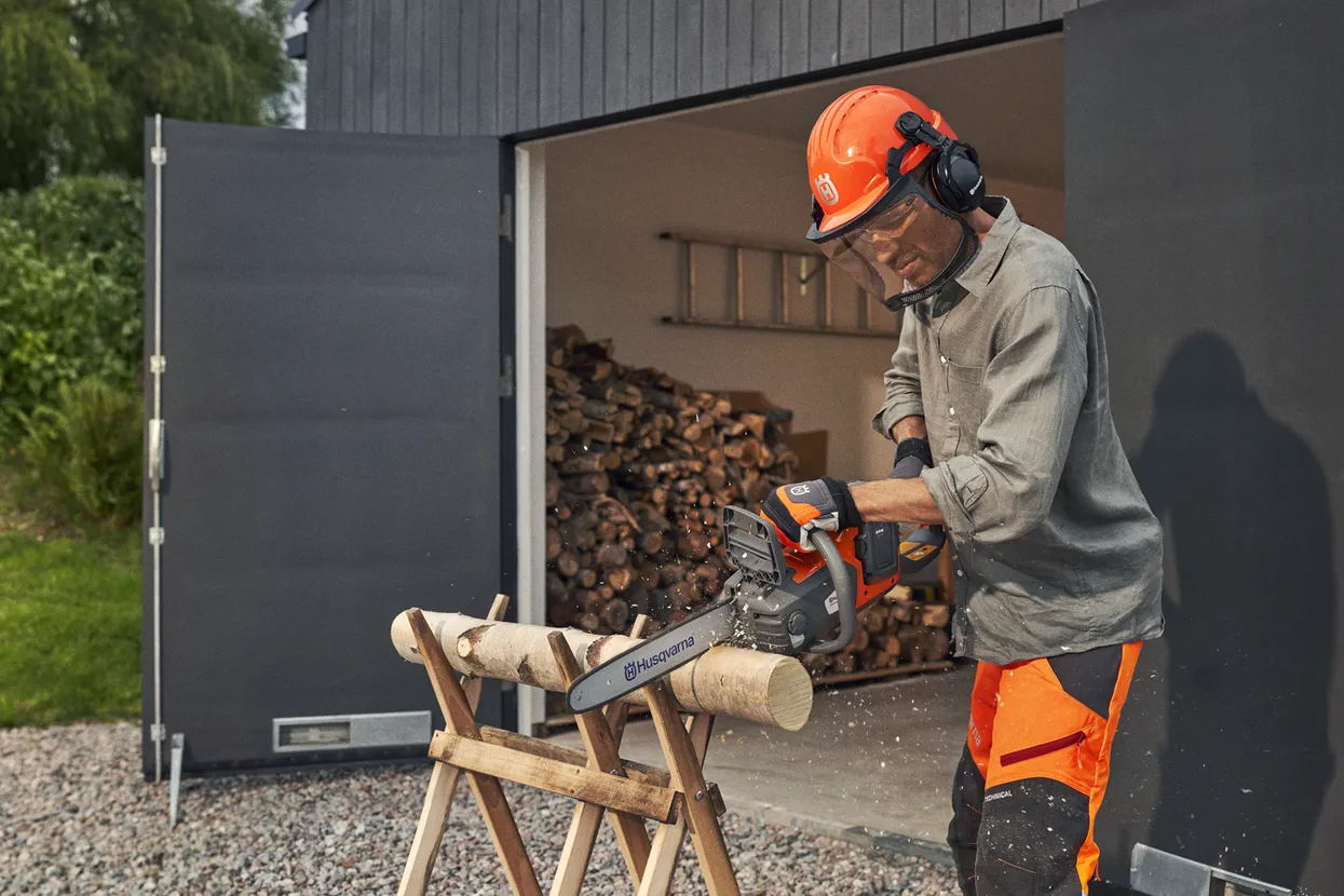 Husqvarna 225i cu acumulator și încărcător