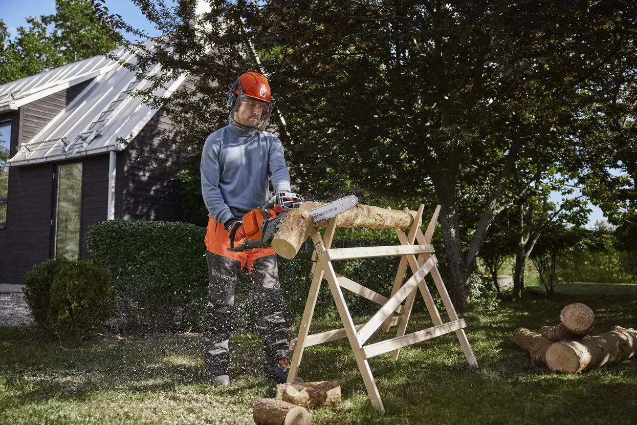 Husqvarna 240i​ cu acumulator și încărcător