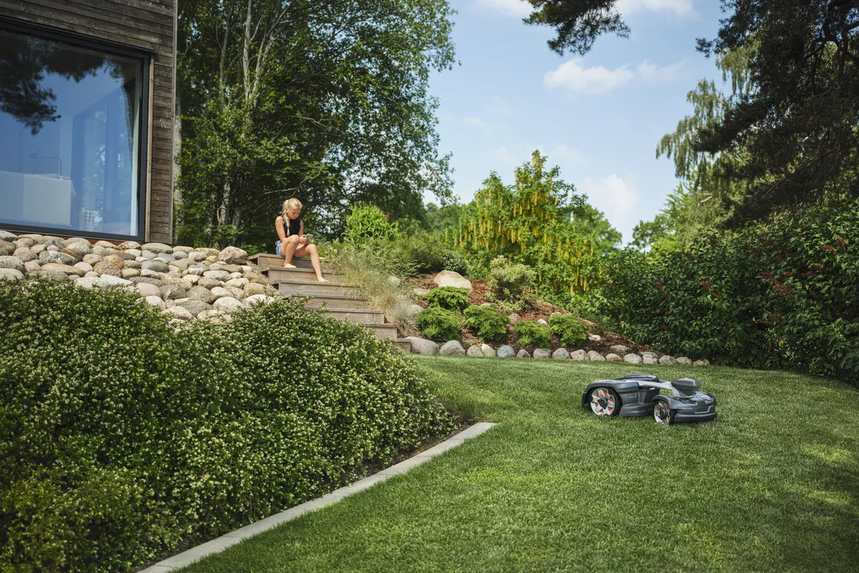 Husqvarna Automower® 435X AWD NERA cu tehnologie fără cablu de perimetru