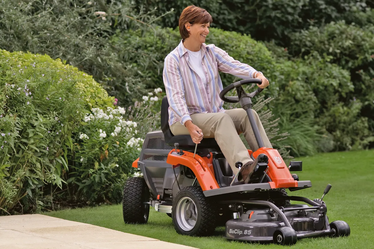 Husqvarna R 112C (prețul include masă de tăiere Combi 85)