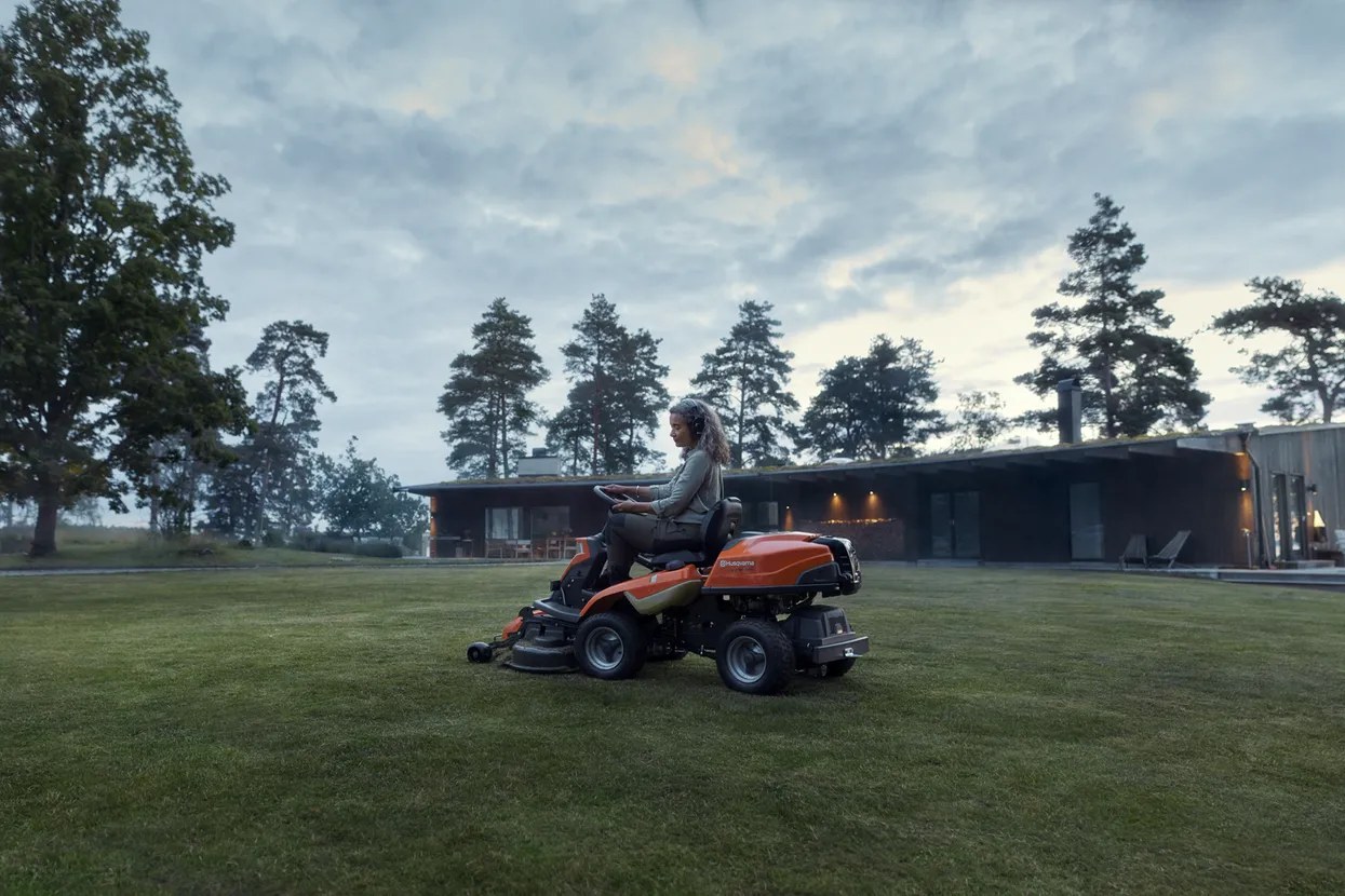 Husqvarna R 216T AWD (prețul nu include masă de tăiere)