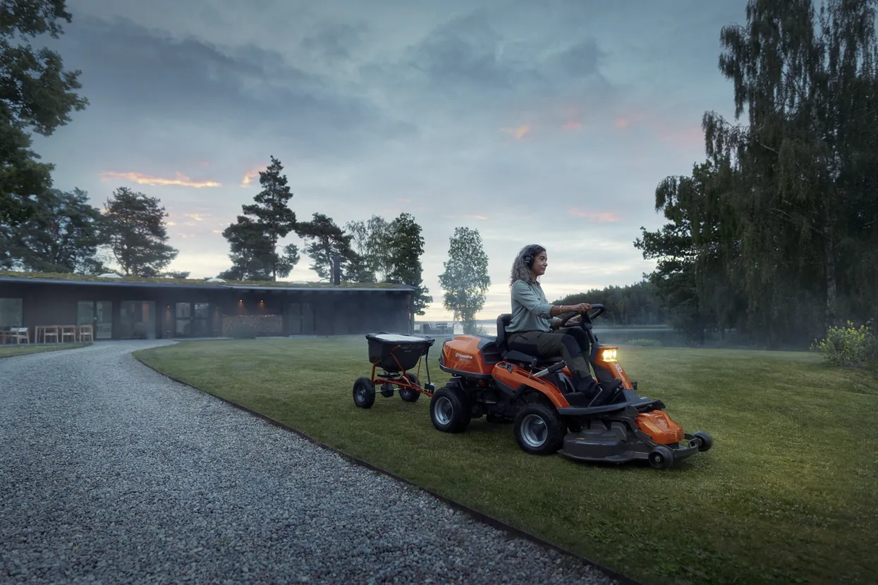 Husqvarna R 216T AWD (prețul nu include masă de tăiere)