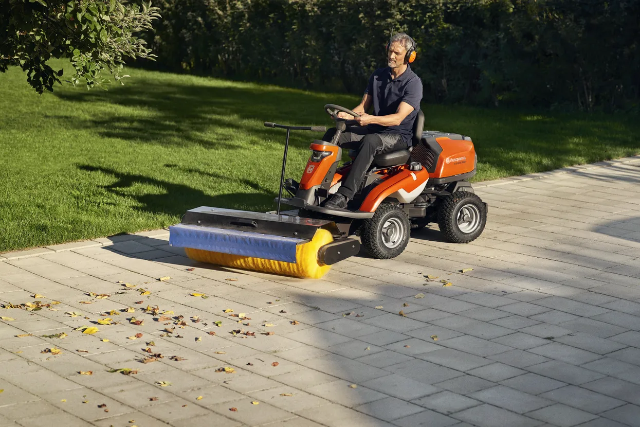 Husqvarna R 320X AWD (prețul nu include masă de tăiere)