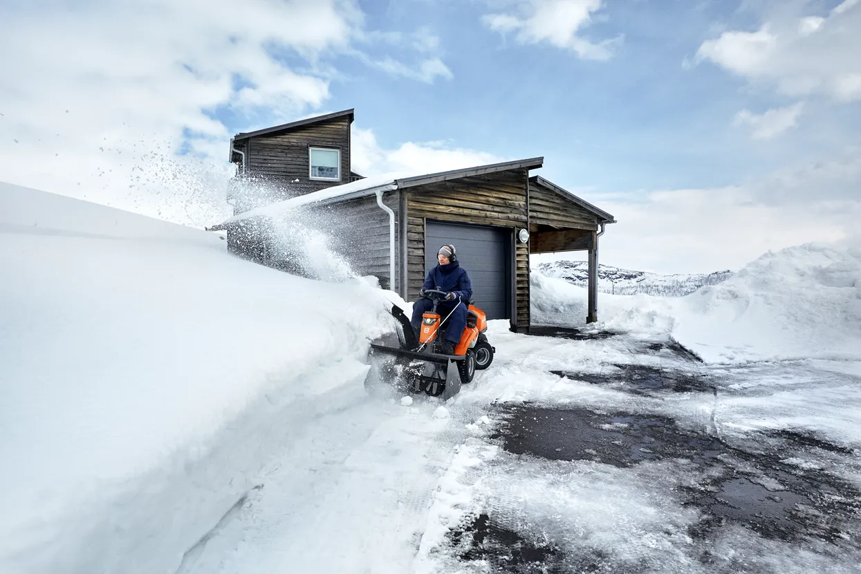 Husqvarna R 320X AWD (prețul nu include masă de tăiere)