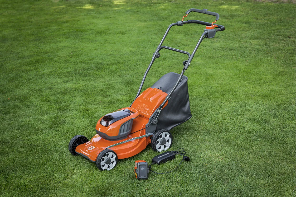 Husqvarna LC 137i cu acumulator și încărcător