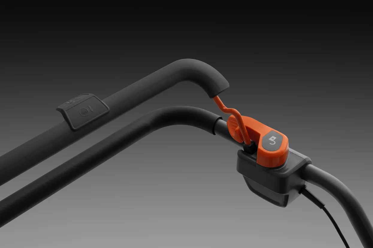 Husqvarna LC 137i cu acumulator și încărcător