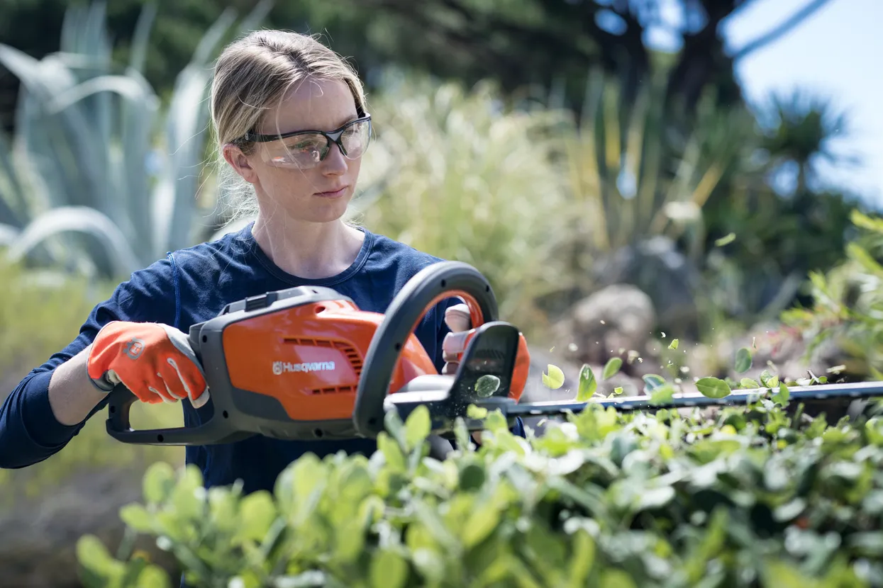 HUSQVARNA Set trimmer 115iL și motounealtă gard viu 115iHD45