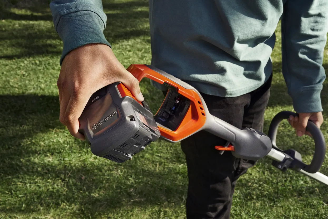 Husqvarna 215iL cu acumulator și încărcător