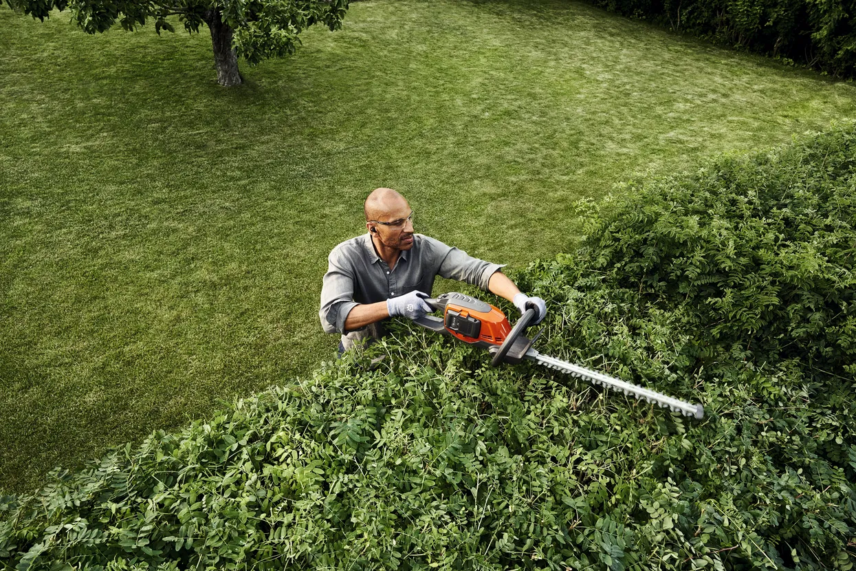 Husqvarna 215iHD45 cu acumulator și încărcător